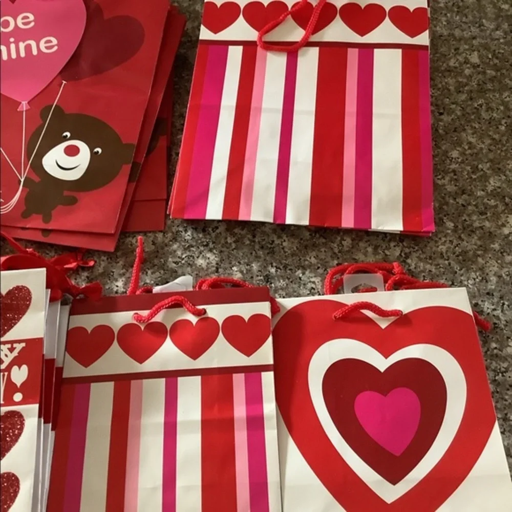 30 hallmark gift bags new_2
